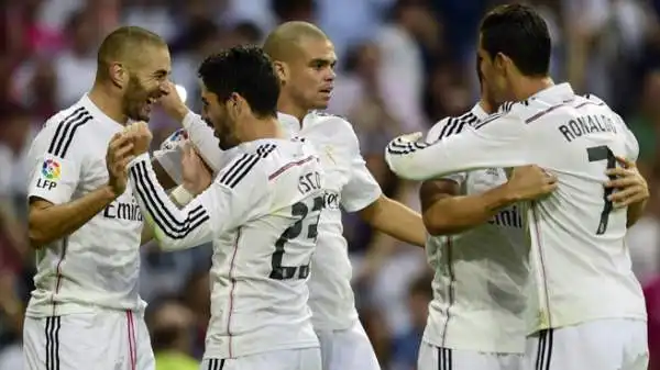 Spettacolo al Bernabeu per il Clasico, vinto 3-1 dal Real Madrid. Il Barcellona (debutto di Suarez) passa subito in vantaggio con Neymar, ma viene rimontato da Ronaldo (rigore), Pepe e Benzema.