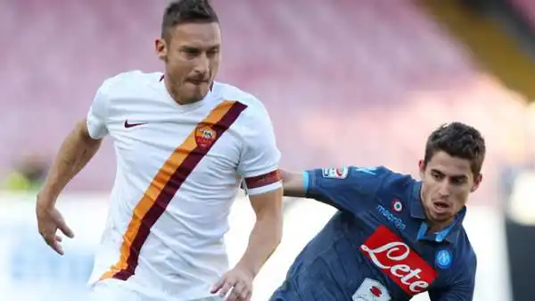 Napoli-Roma 2-0. Totti 5. Non riesce ad illuminare in una partita ad alti ritmi e con pochi spazi. Lascia il posto a Destro che però non fa meglio.