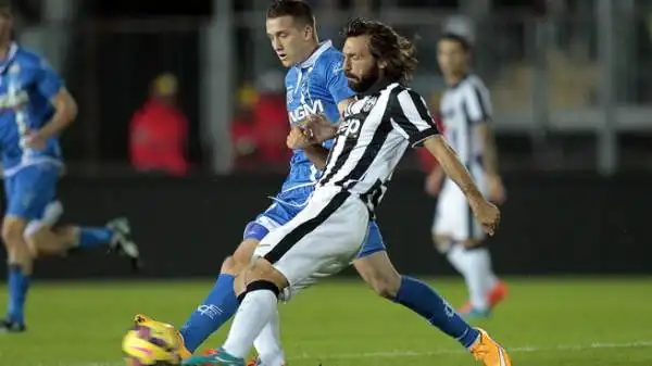 Empoli-Juventus 0-2. Pirlo 7. Non è al meglio ma ancora una volta firma con una perfetta punizione una di quelle vittorie decisive nell'arco di una stagione.