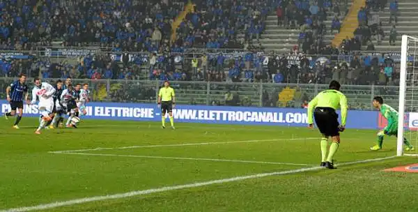 Dopo un primo tempo a reti inviolate nella ripresa Denis porta avanti l'Atalanta e Higuain prima trova il gol del pareggio e poi si fa parare un rigore nei minuti finali.