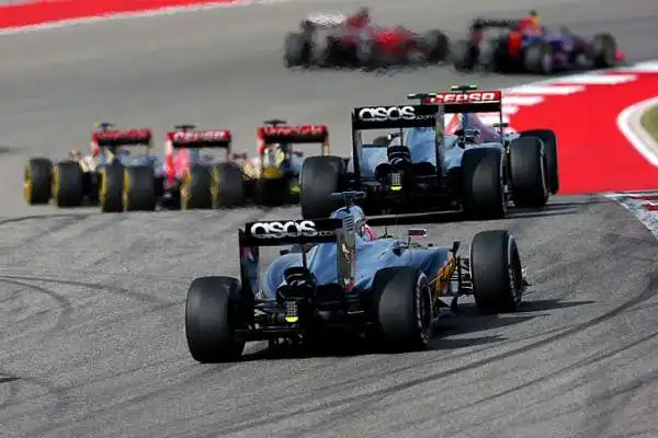 Nel GP di Austin, la lotta tra le Mercedes premia l'anglo-caraibico, ora a +24 in classifica. Alonso è sesto dopo una gara anonima, addirittura tredicesimo Raikkonen.