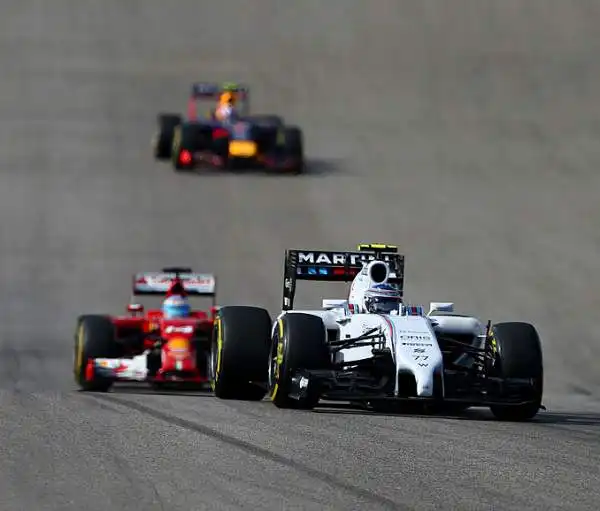 Nel GP di Austin, la lotta tra le Mercedes premia l'anglo-caraibico, ora a +24 in classifica. Alonso è sesto dopo una gara anonima, addirittura tredicesimo Raikkonen.