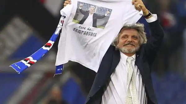 Ormai a Marassi è Massimo Ferrero show. Dopo la vittoria della Sampdoria sulla Fiorentina il presidente è entrato in campo scatenandosi nei festeggiamenti e mostrando una t-shirt autocelebrativa.