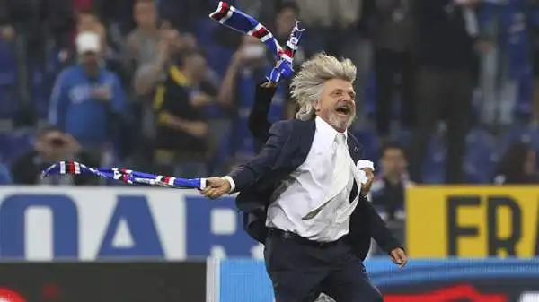 Ormai a Marassi è Massimo Ferrero show. Dopo la vittoria della Sampdoria sulla Fiorentina il presidente è entrato in campo scatenandosi nei festeggiamenti e mostrando una t-shirt autocelebrativa.