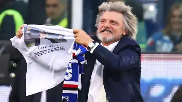 Ormai a Marassi è Massimo Ferrero show. Dopo la vittoria della Sampdoria sulla Fiorentina il presidente è entrato in campo scatenandosi nei festeggiamenti e mostrando una t-shirt autocelebrativa.