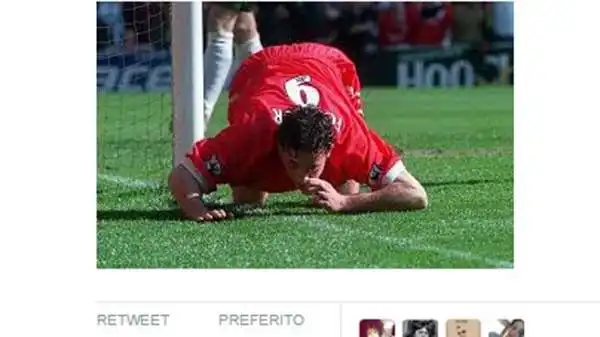Robbie Fowler finse di sniffare la striscia di gesso dopo un gol.