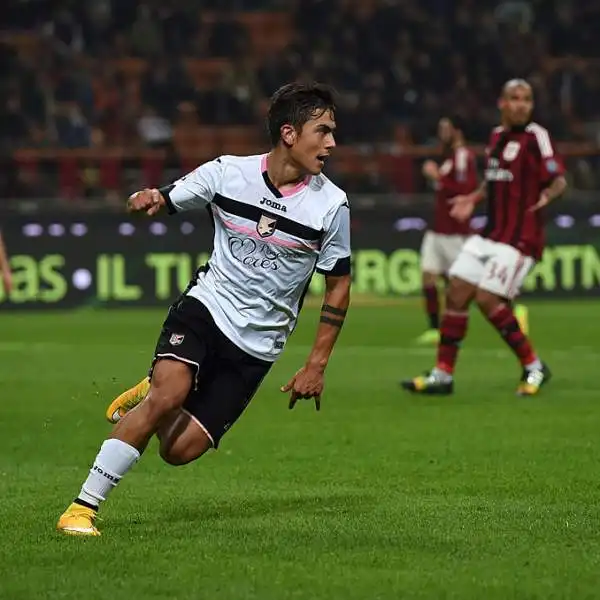 Un butto Milan cede al Palermo già nei primi quarantacinque minuti. Un autogol di Zapata ed una bella rete di Dybala regalano i tre punti ai rosanero di Beppe Iachini.