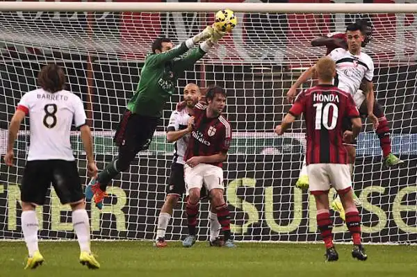 Milan-Palermo 0-2. Diego Lopez 7. E' difficile da credere guardando il risultato finale, ma il portiere spagnolo è ampiamente il migliore in campo. Dimostrazione della serataccia dei rossoneri.