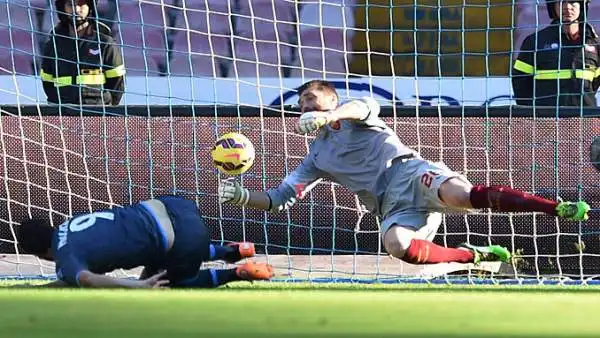 Grande prova del Napoli che stende la Roma al San Paolo con un gol per tempo dei suoi fuoriclasse Higuain e Callejon. Gli azzurri sono adesso a quattro punti dalla vetta.