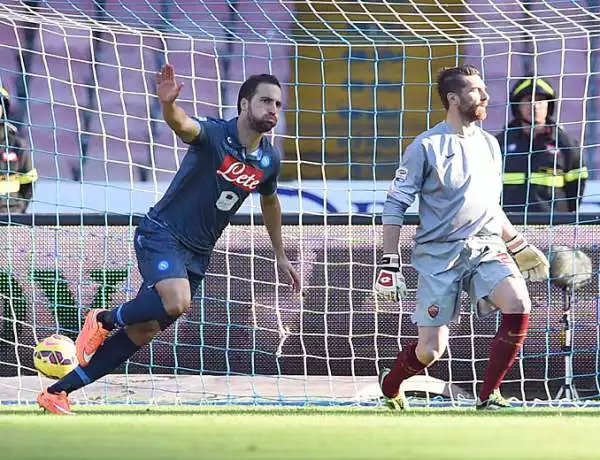 Grande prova del Napoli che stende la Roma al San Paolo con un gol per tempo dei suoi fuoriclasse Higuain e Callejon. Gli azzurri sono adesso a quattro punti dalla vetta.