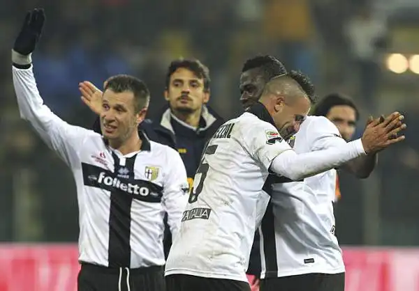 Il Parma si rialza battendo in casa l'Inter con una doppietta di De Ceglie. Notte fonda per i nerazzurri senza gioco e senza punti.