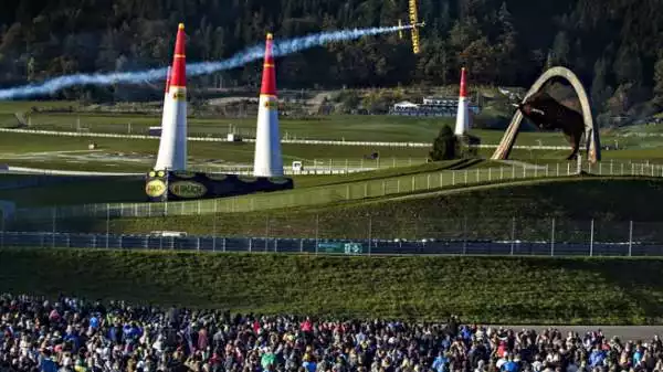 Nigel Lamb ha vinto domenica il Red Bull Air Race World Championship. Il britannico si è aggiudicato il titolo grazie ad un secondo posto nella finale disputata a Spielberg in Austria.