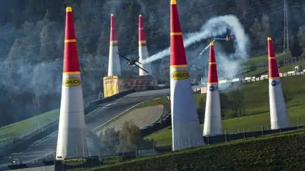 Nigel Lamb ha vinto domenica il Red Bull Air Race World Championship. Il britannico si è aggiudicato il titolo grazie ad un secondo posto nella finale disputata a Spielberg in Austria.