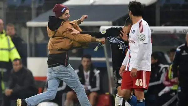 Il Bayern ha vinto ad Amburgo per 3-1 ma la notizia è l'invasione di campo da parte di un tifoso dell'Amburgo che ha colpito con la sciarpa e insultato con tanto di dito medio Franck Ribery.