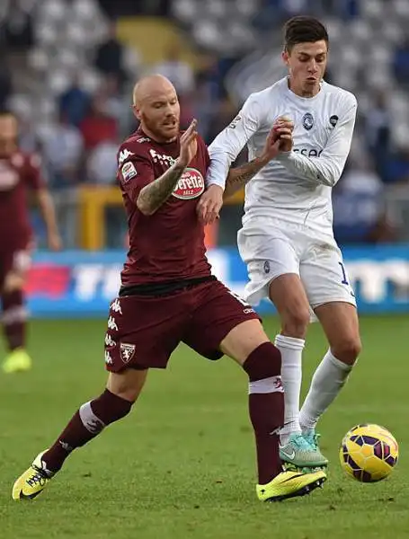 Partita bloccata, il Toro non riesce a trovare gli spazi davanti a una Dea molto abbottonata. Gli unici brividi del primo tempo sono un colpo di testa di Moretti e una parata di Gillet su Stendardo.