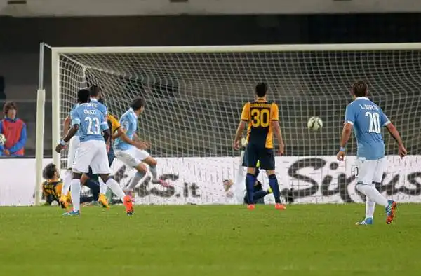 Lulic porta in vantaggio la Lazio approfittando di un erroraccio di Moras, nella ripresa un Toni estremamente volitivo pareggia dal dischetto. Biancocelesti terzi in classifica.
