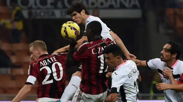 Milan-Palermo 0-2. Zapata 4. Fare peggio era difficile da immaginare. Entrato a freddo, segna un autogol e pochi secondi dopo si perde Dybala che raddoppia. Un incubo.