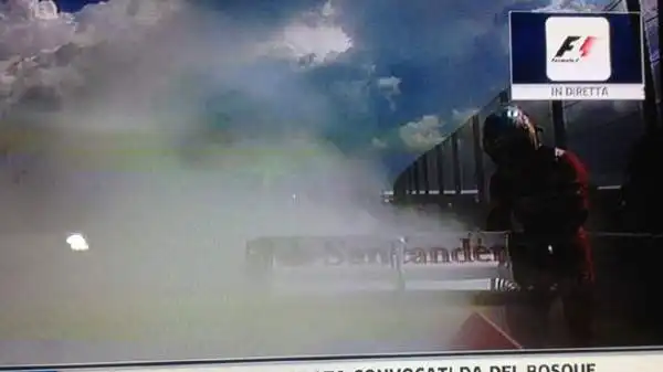 Nelle seconde libere del GP del Brasile il motore della Ferrari di Fernando Alonso ha preso fuoco. E' stato lo stesso pilota  a scendere e spegnere le fiamme usando l'estintore.