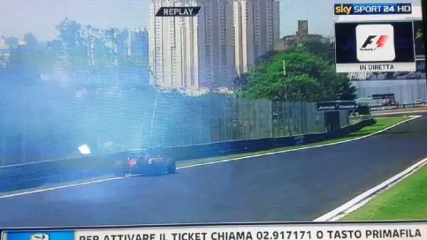 Nelle seconde libere del GP del Brasile il motore della Ferrari di Fernando Alonso ha preso fuoco. E' stato lo stesso pilota  a scendere e spegnere le fiamme usando l'estintore.