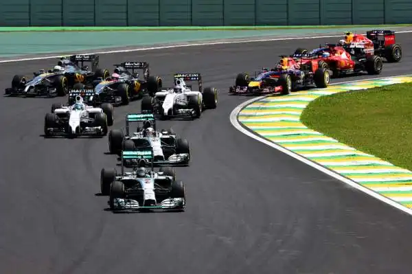 Rosberg batte Lewis. Ferrari lontane. Il tedesco tiene apertissimo il Mondiale. Alonso sesto.