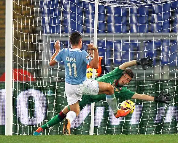 Pirotecnico 4-2 per la Lazio che aggancia la Sampdoria al terzo posto della classifica. Doppietta di Klose e gol di Mauri ed Ederson per la Lazio, autorete di Braafheid e Joao Pedro per i sardi.