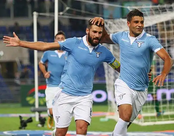 Pirotecnico 4-2 per la Lazio che aggancia la Sampdoria al terzo posto della classifica. Doppietta di Klose e gol di Mauri ed Ederson per la Lazio, autorete di Braafheid e Joao Pedro per i sardi.