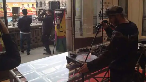 Il giovane rapper Moreno, tifoso juventino, si è esibito dalla terrazza del Mondadori Megastore di piazza del Duomo a Milano con un live dedicato al videogioco 'Just Dance 2015'.