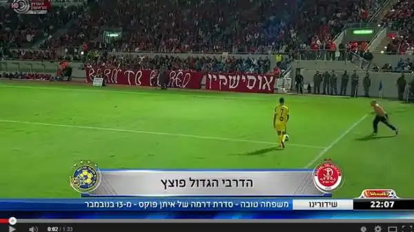 Invasione di campo e rissa in Israele: un tifoso ha aggredito l'ex fantasista del Palermo Zahavi cresciuto nell'Hapoel e passato ai rivali del Maccabi. Da lì la situazione è degenerata, partita sospes