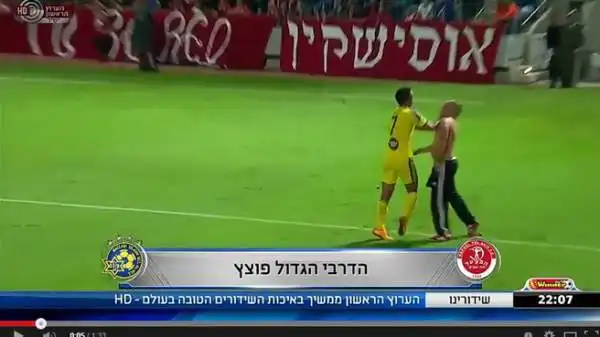 Invasione di campo e rissa in Israele: un tifoso ha aggredito l'ex fantasista del Palermo Zahavi cresciuto nell'Hapoel e passato ai rivali del Maccabi. Da lì la situazione è degenerata, partita sospes