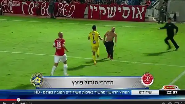 Invasione di campo e rissa in Israele: un tifoso ha aggredito l'ex fantasista del Palermo Zahavi cresciuto nell'Hapoel e passato ai rivali del Maccabi. Da lì la situazione è degenerata, partita sospes