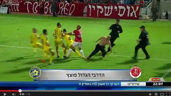 Invasione di campo e rissa in Israele: un tifoso ha aggredito l'ex fantasista del Palermo Zahavi cresciuto nell'Hapoel e passato ai rivali del Maccabi. Da lì la situazione è degenerata, partita sospes