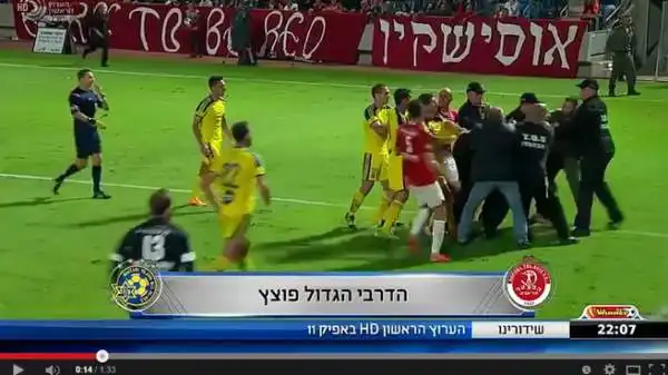 Invasione di campo e rissa in Israele: un tifoso ha aggredito l'ex fantasista del Palermo Zahavi cresciuto nell'Hapoel e passato ai rivali del Maccabi. Da lì la situazione è degenerata, partita sospes