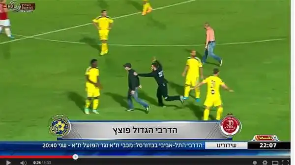 Invasione di campo e rissa in Israele: un tifoso ha aggredito l'ex fantasista del Palermo Zahavi cresciuto nell'Hapoel e passato ai rivali del Maccabi. Da lì la situazione è degenerata, partita sospes