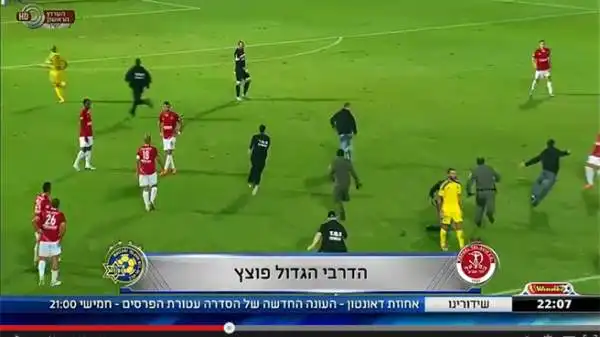 Invasione di campo e rissa in Israele: un tifoso ha aggredito l'ex fantasista del Palermo Zahavi cresciuto nell'Hapoel e passato ai rivali del Maccabi. Da lì la situazione è degenerata, partita sospes