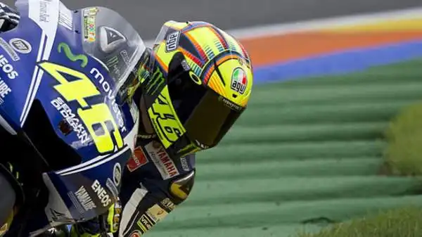 Dopo quattro anni, Valentino Rossi è tornato in pole. Il Dottore, che non scattava davanti a tutti dal Gp di Le Mans del maggio 2010, a Valencia si è lasciato alle spalle Iannone e Pedrosa.