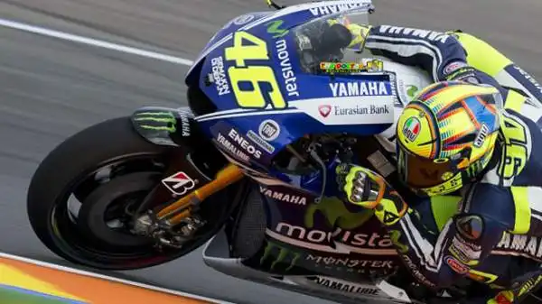 Dopo quattro anni, Valentino Rossi è tornato in pole. Il Dottore, che non scattava davanti a tutti dal Gp di Le Mans del maggio 2010, a Valencia si è lasciato alle spalle Iannone e Pedrosa.