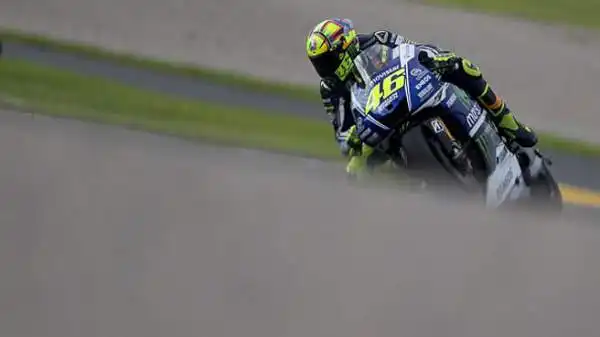 Dopo quattro anni, Valentino Rossi è tornato in pole. Il Dottore, che non scattava davanti a tutti dal Gp di Le Mans del maggio 2010, a Valencia si è lasciato alle spalle Iannone e Pedrosa.