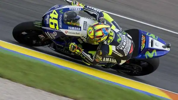 Dopo quattro anni, Valentino Rossi è tornato in pole. Il Dottore, che non scattava davanti a tutti dal Gp di Le Mans del maggio 2010, a Valencia si è lasciato alle spalle Iannone e Pedrosa.