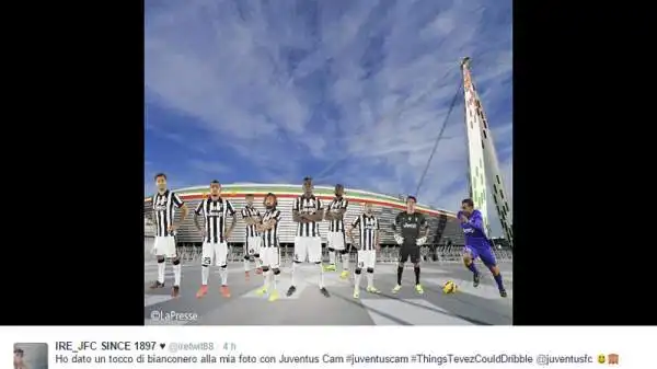 Semplicemente, allo Juventus Stadium. Mentre i suoi compagni posano per una fotografia.