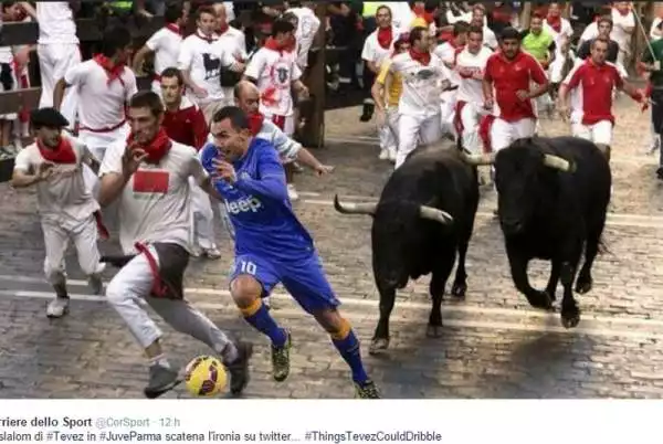 Il pazzesco gol di Tevez in dribbling contro il Parma ha scatenato la fantasia degli internauti su twitter. Qui l'Apache supera in corsa i tori di Pamplona.