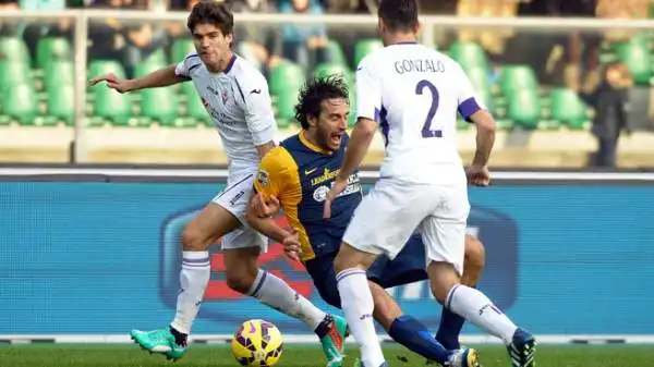 Verona-Fiorentina 1-2. Vuole ben figurare contro i suoi ex compagni e lotta come un leone, centrando anche una traversa. Ma non basta.