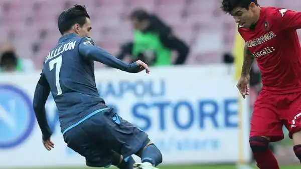 Napoli-Cagliari 3-3. Callejon 5,5. Per una volta il capocannoniere sbaglia partita e non riesce a incidere. Dopo l'esordio con la sua nazionale da lui ci si aspetta di più.