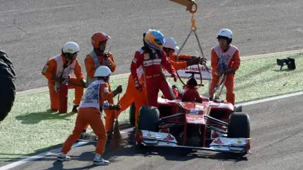Fernando Alonso lascia la scuderia di Maranello dopo 5 anni: ripercorriamo in immagini la sua parabola al Cavallino Rampante, conclusa senza titoli mondiali.