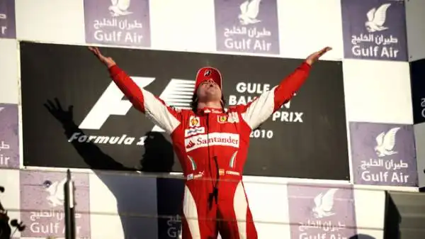 Nonostante il buon inizio con la vittoria in Bahrein, Alonso perde il titolo 2010 per un clamoroso errore di strategia. La fiducia nel Cavallino Rampante comincia subito a vacillare.