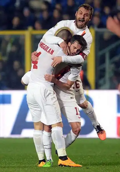 Vittoria 2-1 in rimonta per la Roma a Bergamo. Nel primo anticipo della dodicesima giornata di serie A, Ljajic e Nainggolan ribaltano il gol lampo di Maxi Moralez.