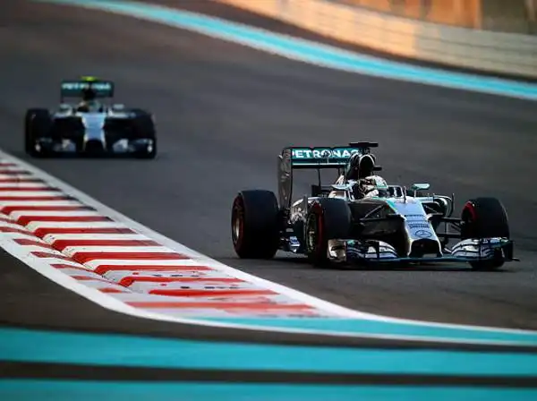 Louis Hamilton su Mercedes domina l'ultima gara ad Abu Dhabi e vince il secondo titolo della sua carriera. Sul podio anche i due piloti Williams Massa e Bottas. Male Rosberg per problemi elettrici.