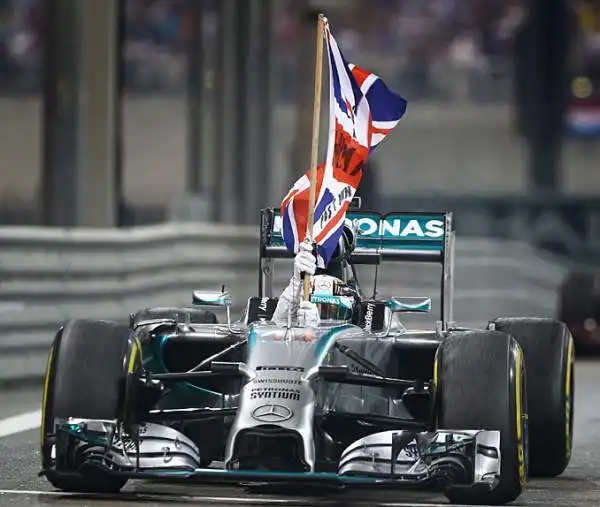 Louis Hamilton su Mercedes domina l'ultima gara ad Abu Dhabi e vince il secondo titolo della sua carriera. Sul podio anche i due piloti Williams Massa e Bottas. Male Rosberg per problemi elettrici.