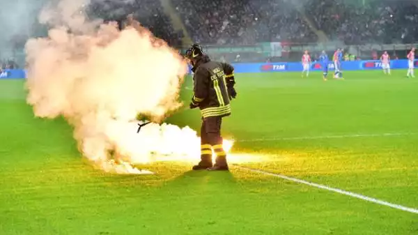 Italia-Croazia è stata sospesa al 75' per circa un quarto d'ora a causa di un fitto lancio di fumogeni e petardi dalla curva dei tifosi ospiti.