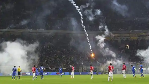 Italia-Croazia è stata sospesa al 75' per circa un quarto d'ora a causa di un fitto lancio di fumogeni e petardi dalla curva dei tifosi ospiti.