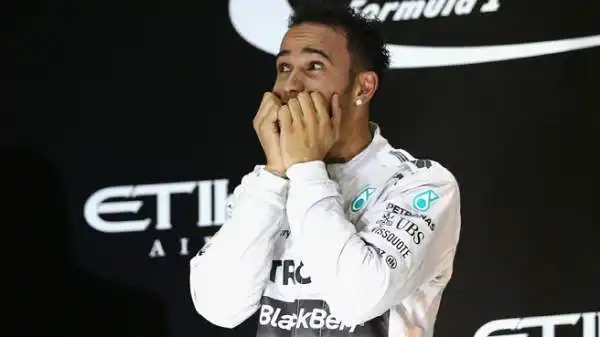 Lewis Hamilton si è laureato campione del mondo di Formula 1 per la seconda volta nella sua carriera. Il pilota della Mercedes ha vinto dominando ad Abu Dhabi.